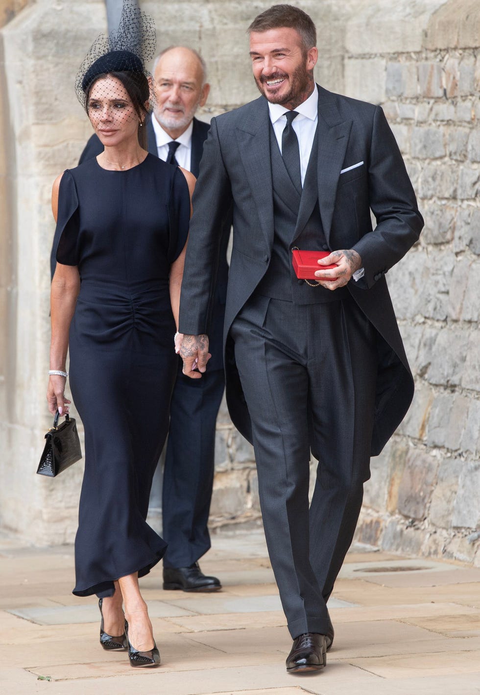 victoria beckham viste a david con su primer diseño masculino durante su visita al castillo de windsor