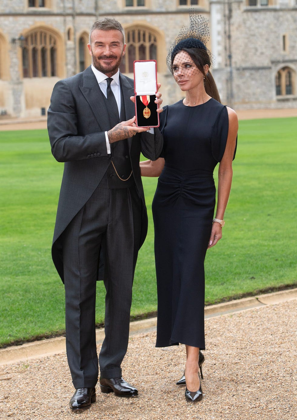 victoria beckham viste a david con su primer diseño masculino durante su visita al castillo de windsor