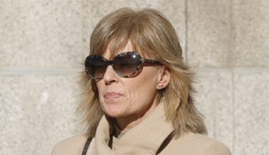 La secretaria de la reina Letizia da una lección de estilo con botas de estampado de leopardo y abrigo de paño tendencia de invierno