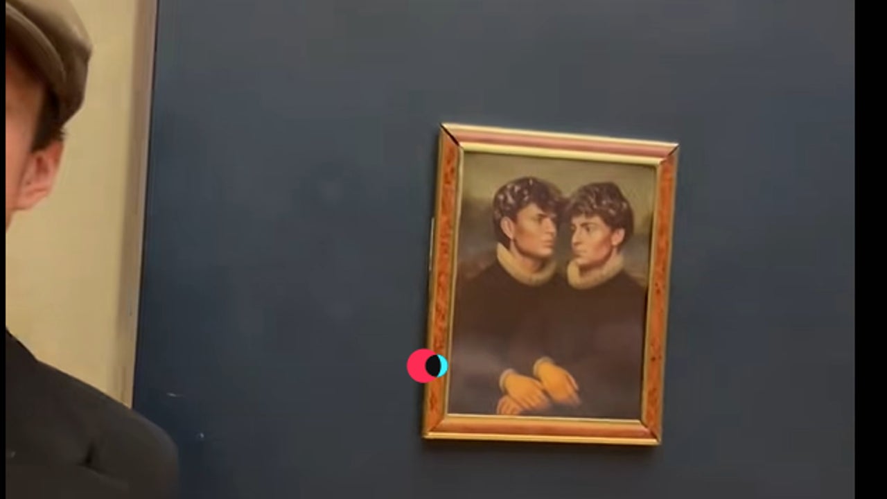 Dos tiktokers burlan la seguridad del Louvre y cuelgan un retrato suyo junto a la Mona Lisa