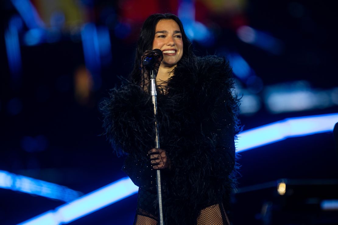 Dua Lipa en su concierto en en Buenos Aires, Argentina.