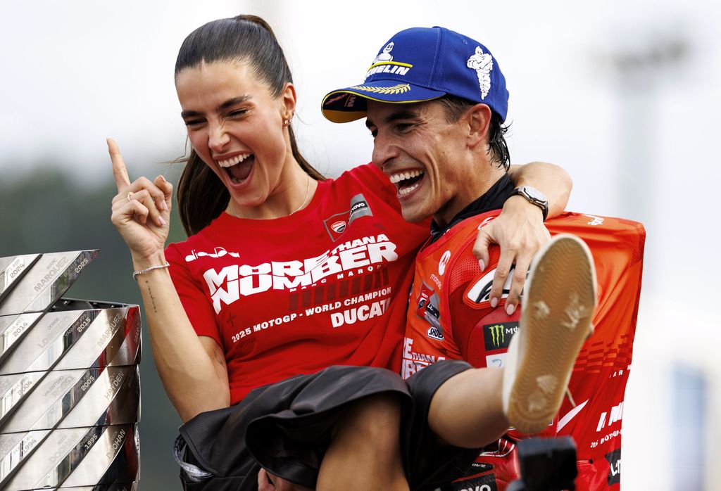 Marc Márquez y Gemma Pinto celebran juntos el campeonato del mundo conquistado por el piloto