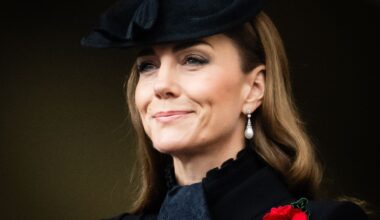 Kate Middleton repite abrigo tres años después en el Día del Recuerdo con pañuelo victoriano estilo mantilla española y broche en homenaje a su abuelo