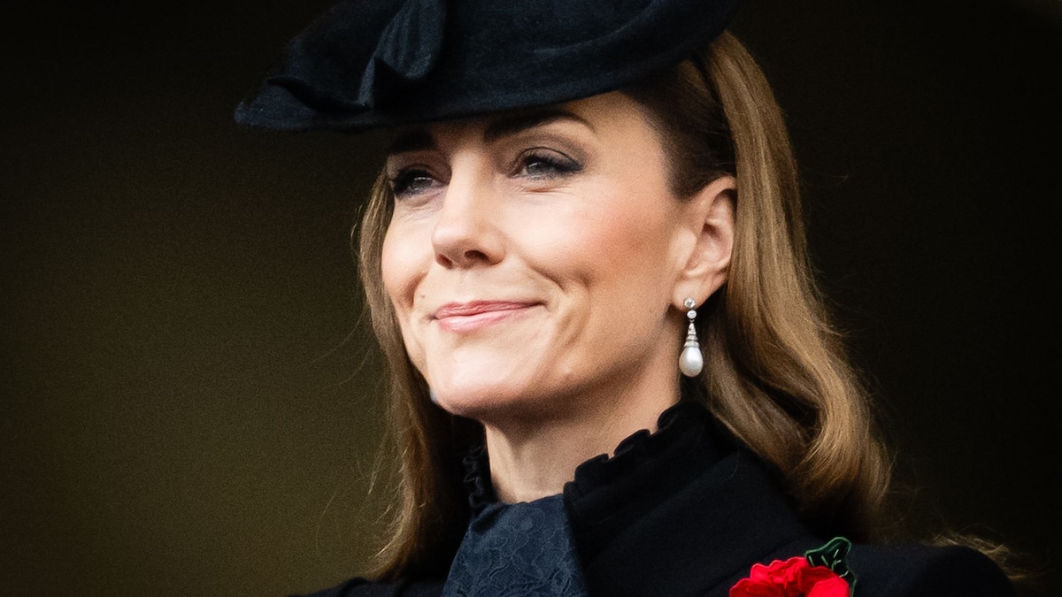 Kate Middleton repite abrigo tres años después en el Día del Recuerdo con pañuelo victoriano estilo mantilla española y broche en homenaje a su abuelo