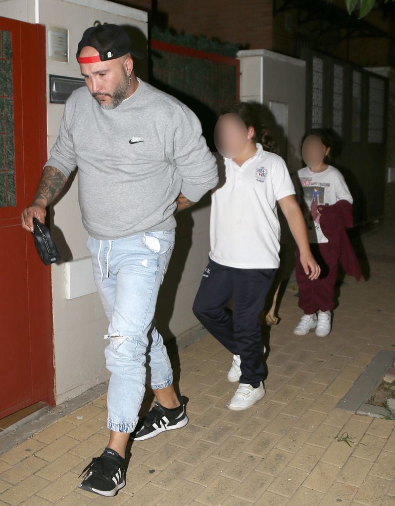 Kiko Rivera llegando a casa de Jessica Bueno con sus hijas, Ana y Carlota, para celebrar los 13 años de su hijo Fran