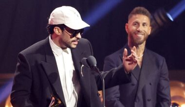 La foto que nadie vio venir en los Latin Grammy, desde Karol G y Raphael hasta Bad Bunny