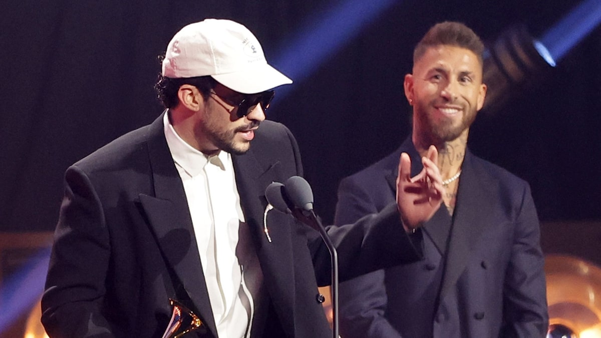 La foto que nadie vio venir en los Latin Grammy, desde Karol G y Raphael hasta Bad Bunny