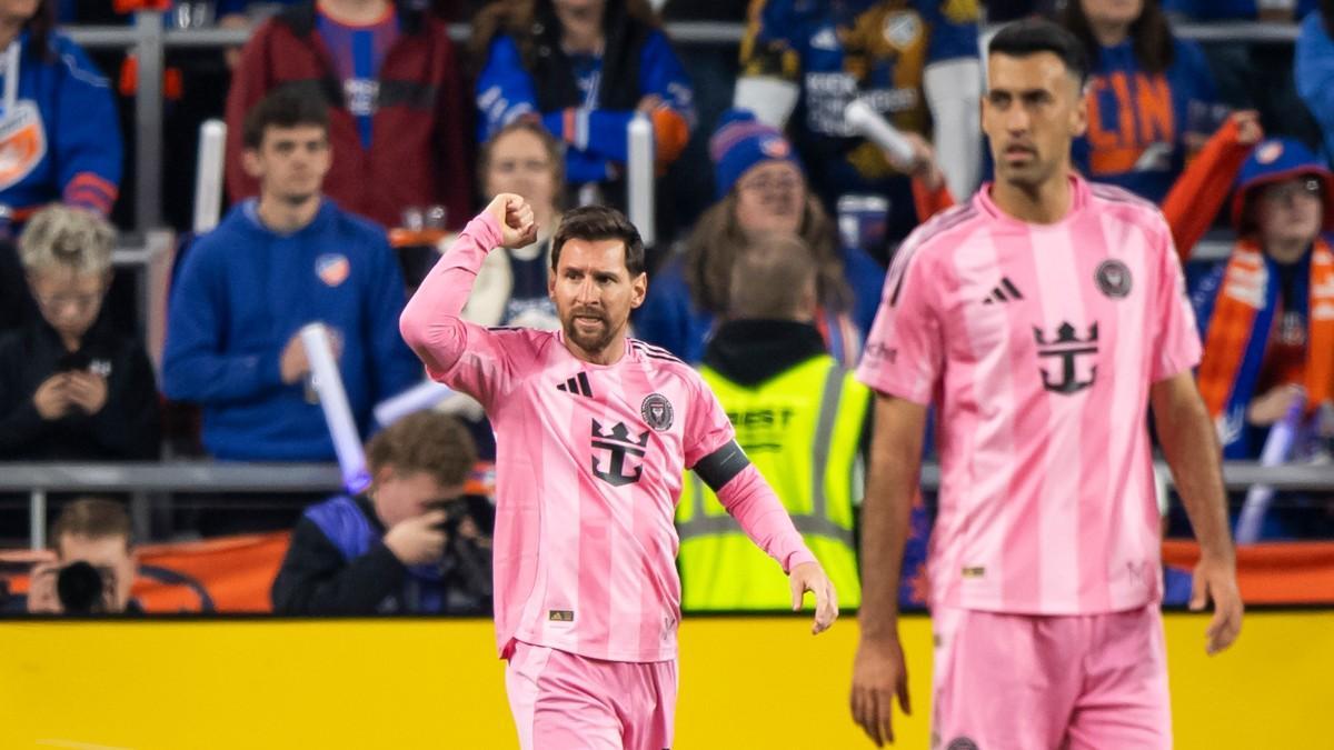 Leo Messi, junto a Sergio Busquets en un partido del Inter Miami