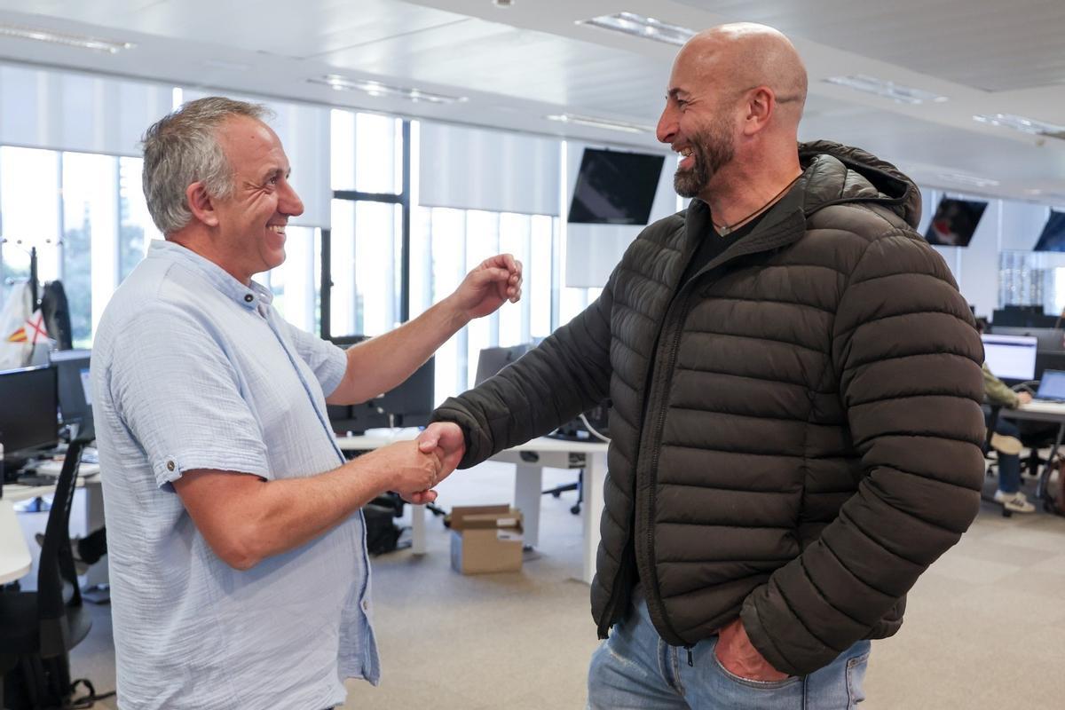 El director Adjunto de SPORT, Albert Masnou, charla con Esteller en la redacción del diario