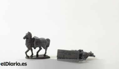 Los 25.000 caballos sin Franco que un escultor regala en el Círculo de Bellas Artes a cambio de un mensaje