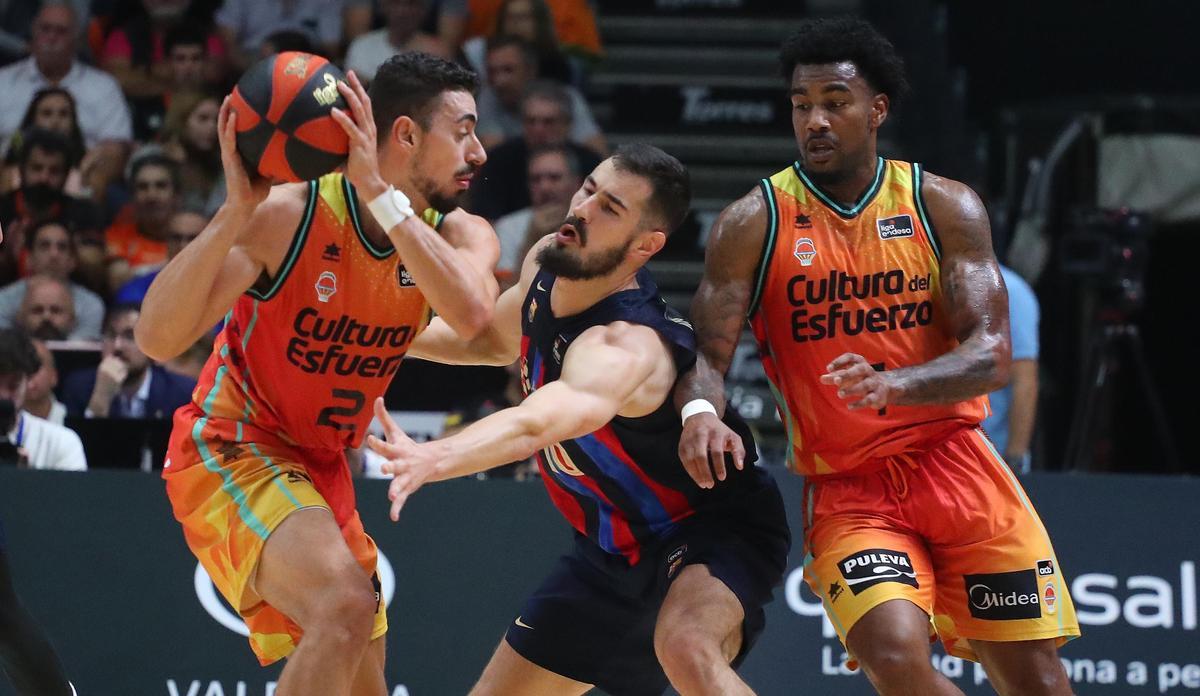 Josep Puerto, el extaronja Kalinic y Chris Jones, en un precedente en La Fonteta