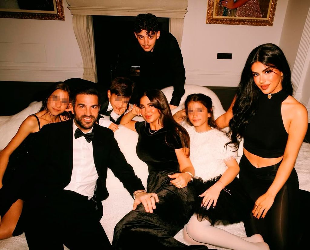 Daniella Semaan con Cesc Fabregas y sus cinco hijos (tres en común con el futbolista y dos de una relación anterior)