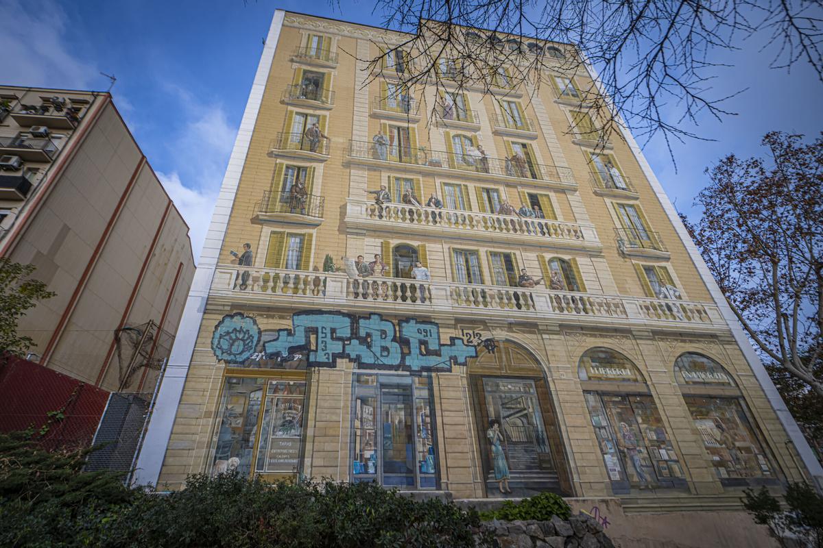 'Balcons de Barcelona', una medianera de la ciudad mejorada con un trampantojo.
