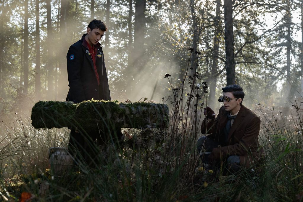 'Los detectives muertos' son dos jóvenes de diferentes épocas que se unen para investigar casos tras su muerte