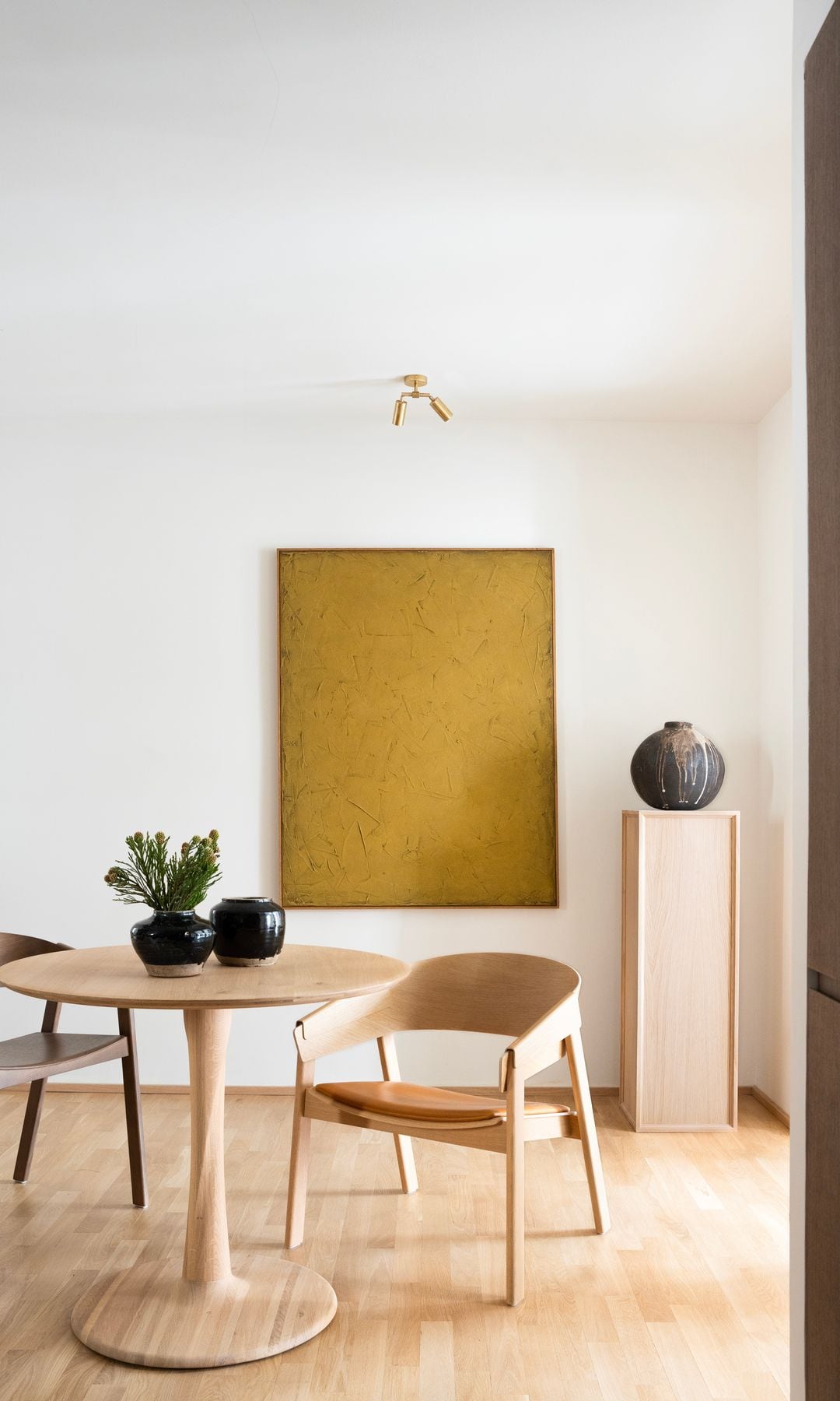 Comedor en madera con cuadro en color