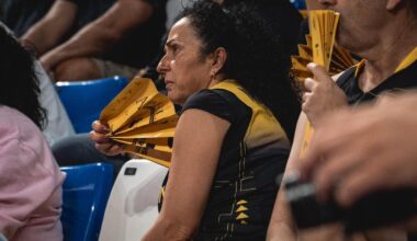 Una aficionada se abanica en durante el Canarias-Unicaja.