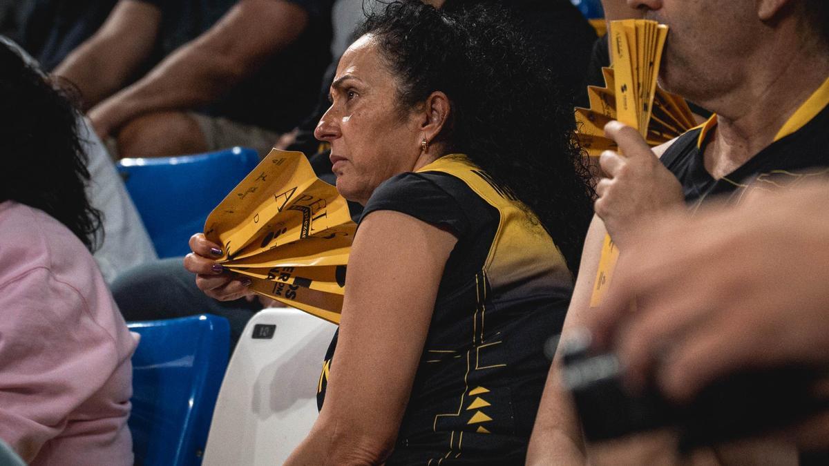 Una aficionada se abanica en durante el Canarias-Unicaja.