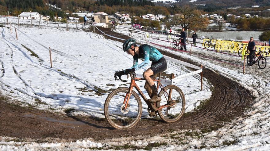 Aitor Hernández y Ainara Elbusto reinan en el blanco circuito de Amézaga