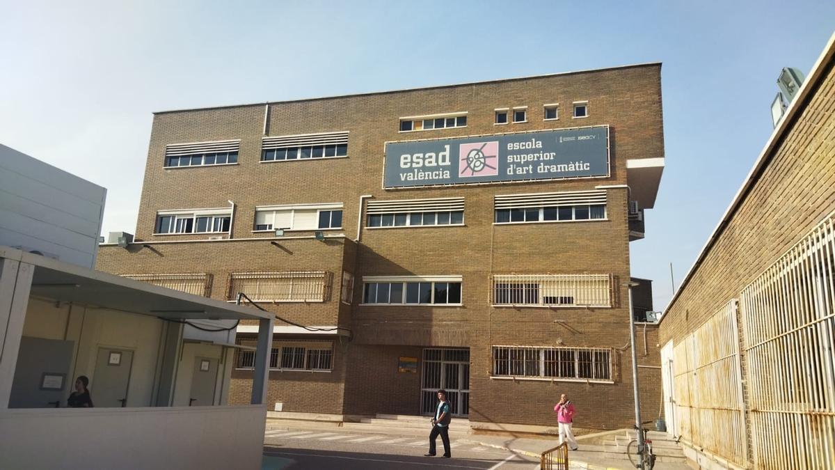 Escuela Superior de Arte Dramático y Danza de València, junto a los barracones que la acompañan.