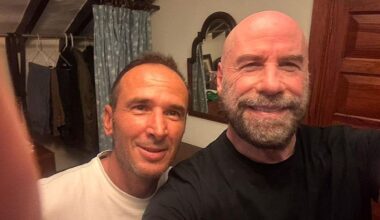 El fisioterapeuta Héctor Suárez junto al actor John Travolta.