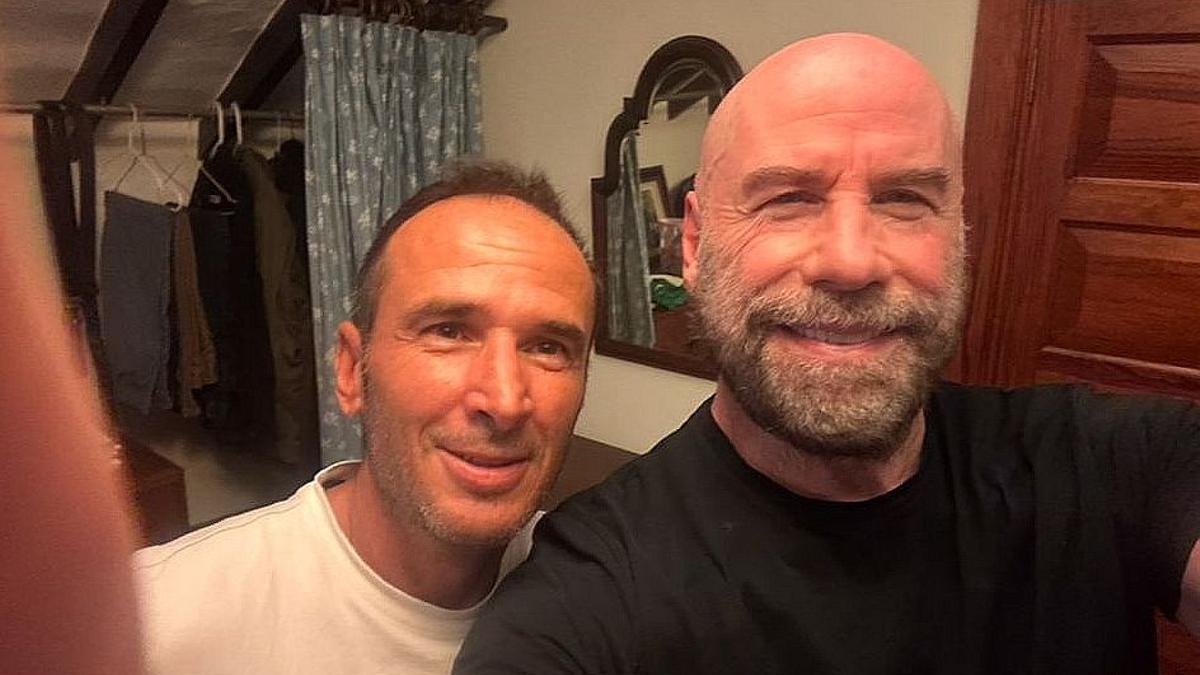 El fisioterapeuta Héctor Suárez junto al actor John Travolta.