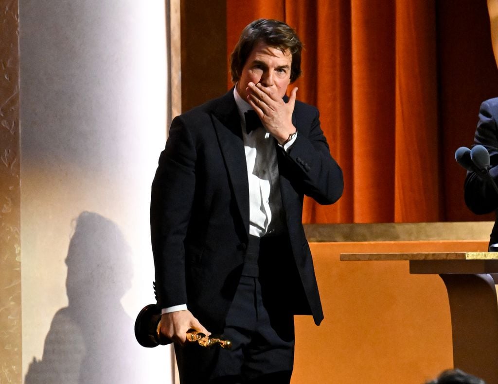 Tom Cruise lanza un beso 