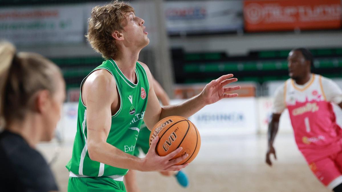 Luis García, en la imagen, fue el jugador de mejor valoración estadística del Cáceres en Jaén (19).