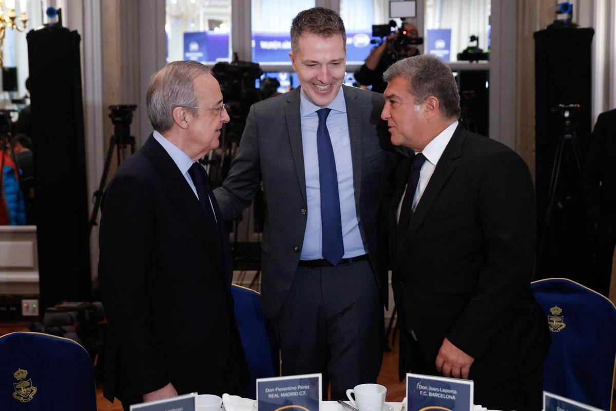 Bernd Reichart. CEO de A22 Sports Management, sociedad promotora de la Superliga, junto a Florentino Pérez y Joan Laporta, en un desayuno informativo en diciembre de 2022.