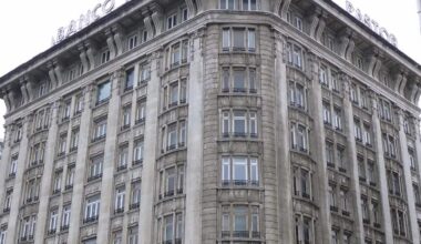 El primer rascacielos de España cumple un siglo mirando al cielo