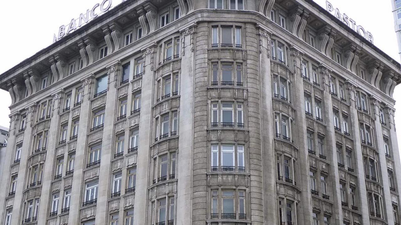 El primer rascacielos de España cumple un siglo mirando al cielo