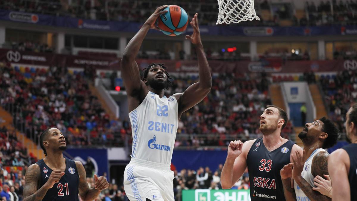 Poythress anota ante la mirada de Clyburn y de Milutinov