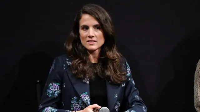 Tatiana Schlossberg con un micrófono durante una conferencia.