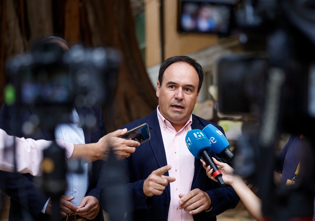 Génova traslada a Vox a Pérez Llorca como sustituto temporal de Mazón