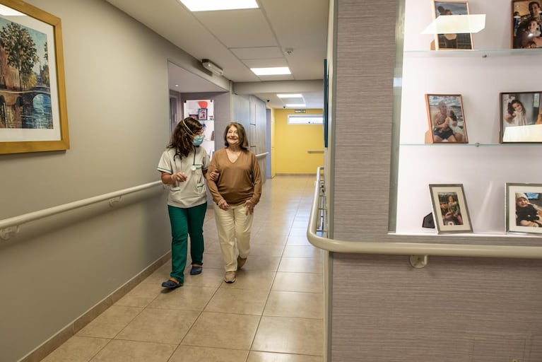 El diseño, elaborado junto al arquitecto Manuel Schopflocher, evita los pasillos cerrados y apuesta por pisos circulares y barandas continuas. (Foto: gentileza Manantial)