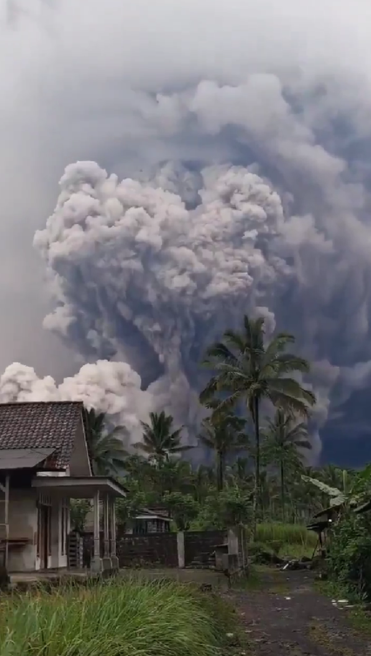 El volcán Semeru en Indonesia es el más alto de la isla de Java.