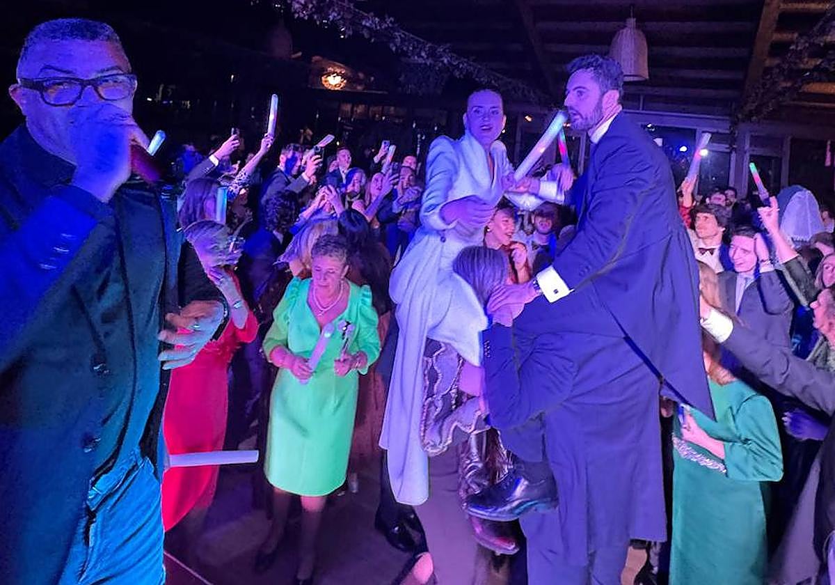 El mítico Henry Méndez aparece por sorpresa en una boda en Salamanca