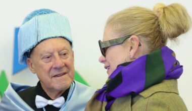 Elena Ochoa arropa a Norman Foster en la ceremonia como doctor honoris causa por la Universidad Autónoma de Madrid