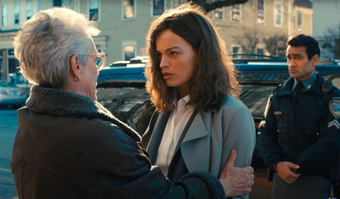 De izquierda a derecha: Jamie Lee Curtis, Emma Mackey y Kumail Nanjiani en 