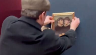 Dos tiktokers belgas burlaron la seguridad del Louvre y colgaron un cuadro en la sala de La Gioconda