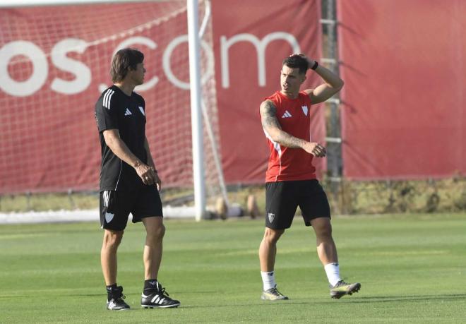 Matías Almeyda y Alfon, en el primer entrenamiento de la pretemporada del Sevilla (Foto: Kiko Hurtado).