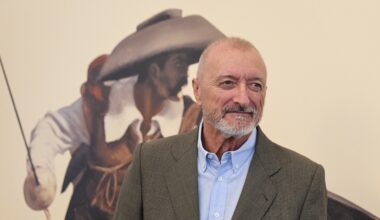 Arturo Pérez-Reverte estalla contra la nueva medida de Ryanair: "Cada vez nos acorralan más"