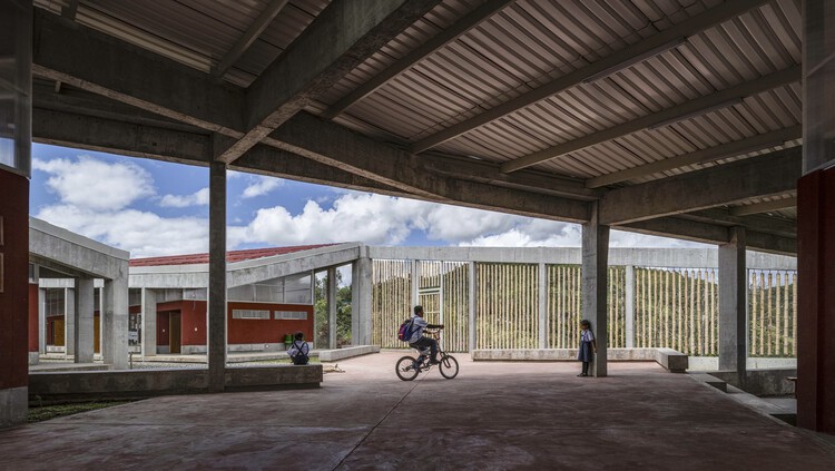 Escuela Mirador, La Jalquilla / Semillas - Fotografía interior, Pilares, Concreto