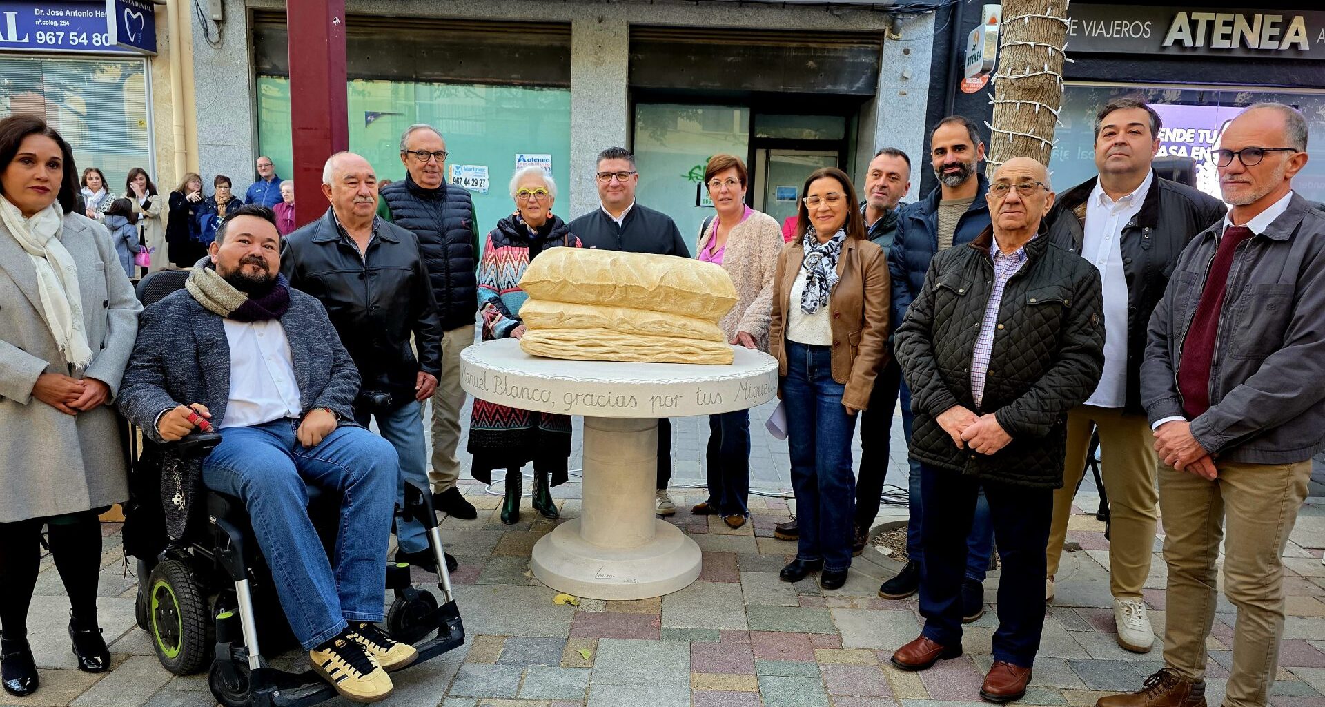 Inaugurada la escultura para homenajear al creador de los Miguelitos
