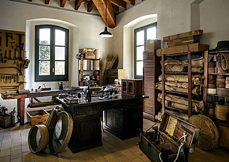 Imagen secundaria 1 - Una de las salas del Museo de la Anchoa y la Sal (MASLE) (arriba); Ecomuseo Farinera (abajo izquierda); y Marc Arumí de Abellaires Empordanesos