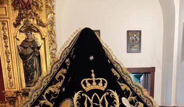 'Paquili' restaura y enriquece el manto negro de la Esperanza de Triana