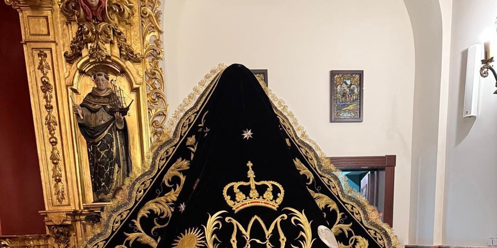 'Paquili' restaura y enriquece el manto negro de la Esperanza de Triana