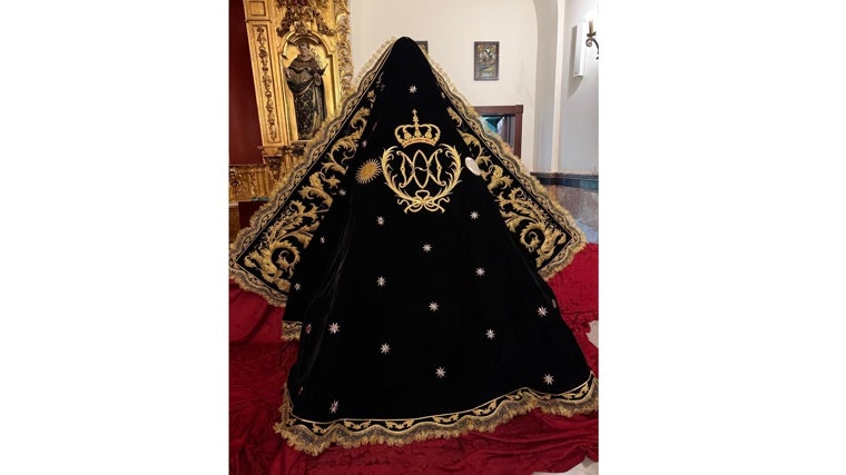 Restauración y enriquecimiento del manto negro de la Esperanza de Triana