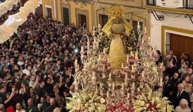 los cantes a la Esperanza de Triana en la calle Pureza