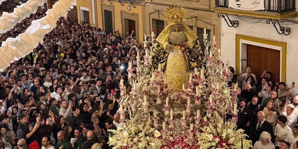 los cantes a la Esperanza de Triana en la calle Pureza