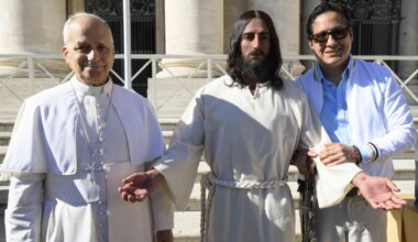 Artista peruano presenta estatua hiperrealista de Jesús al Papa León XIV en el Vaticano